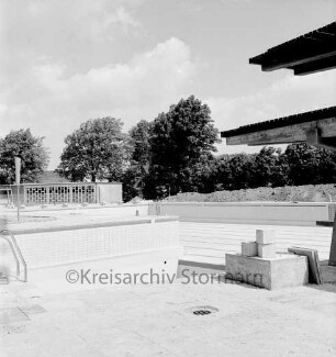 Freibad: Reeshoop: zusätzliches Becken und Sprungturm kurz vor Fertigstellung: hinten links Betriebsgebäude