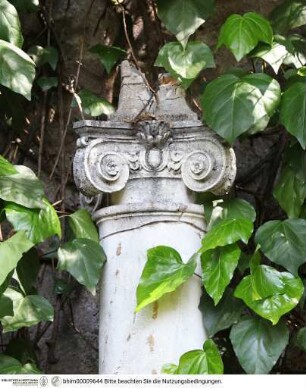 Drachenbrunnen, Ionische Säulen