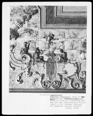 Innendekoration des Porzellanzimmers — Drolerien und Grotesken — Ein Pärchen isst Affenkot