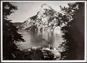 Österreich, Salzkammergut. Blick auf Traunsee mit Ausflugsdampfer und Traunstein