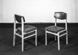 Stuhl mit gepolsterter Sitzfläche und Rückenlehne