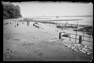 Blankenese. Strand im Hintergrund Kabelkrananlage