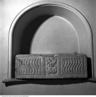 Pseudorömischer Sarkophag (Pseudo-Roman Sarcophagus) - Römischer Sarkophag mit Hahnenkampf; Kleiner Sarkophag in einer Nische