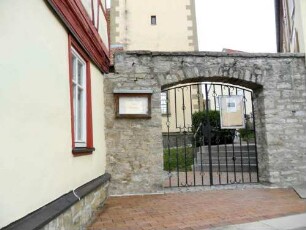 Kirchhofmauer im Süden mit neuem Torbogen am Pfarrhaus von Ortsseite (Abtragung des Wehrgangs mit Steinbrüstung und Toranlage im 18 Jh)