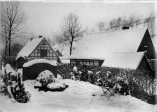 Friedhof Steinbach im Winter : Häuser im Hintergrund: li. alte Dorfschmiede, re. Kirchvaterhaus
