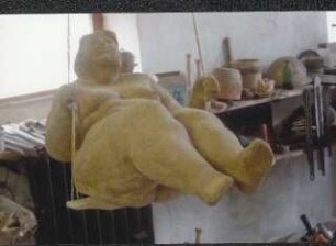 Schaukelnde Frau