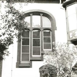 Cottbus, Schwanstraße 10. Villa (1900). Fenster (OG) der Hauptfassade