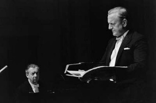 Peter Pears : Portrait des Sängers Peter Pears und des Komponisten und Dirigenten Benjamin Britten , vermutlich aufgenommen in Leipzig