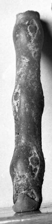 Knotiger Rundstab, an beiden Enden gebrochen (vielleicht Fragment einer Bronzestatue)