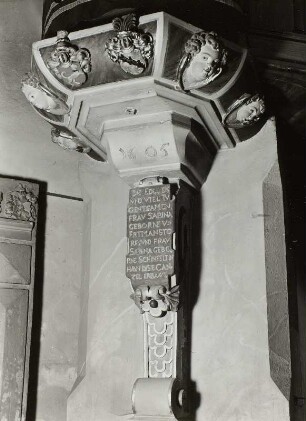 Kanzel : Wachau-Seifersdorf. Evangelische Pfarrkirche (1604/1605, 1892 Umbau; Ch. Schramm). Kanzel (Holz, geschnitzt, gefasst). Detail: Kanzelfuß