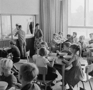 Dresden-Striesen, Fetscherstraße 2. 6. Mittelschule. Schüler bei der Schulspeisung