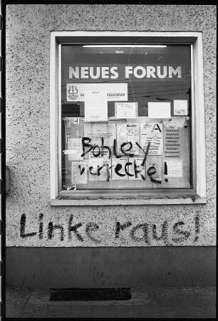 Büro der Bürgerbewegung "Neues Forum" mit der Aufschrift "Bohley verrecke" und "Linke raus"