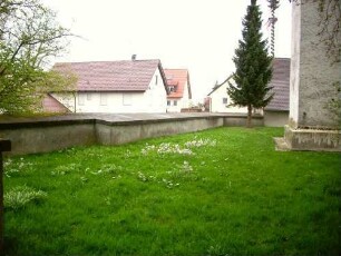 Kirchhof im Osten mit Kirchhofmauer im Verlauf nach Süden-Wehrgang mit Steinbrüstung nach Auflassung des Kirchhofes im 18 Jh abgetragen