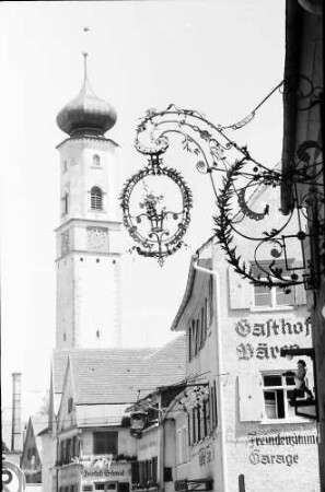 Isny: Obertorstraße mit Blaserturm mit Aushängeschild