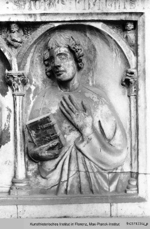 Gherardesca-Grabmal : Sarkophag : Mittelrelief mit dem Schmerzensmann zwischen Maria und Johannes