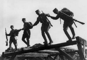 Militärische Ausbildung eines Sturms der SA. Die Männer lufen über die Sturmbahn