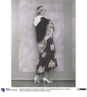 Erna Morena in Mantel von Christoph Drecoll