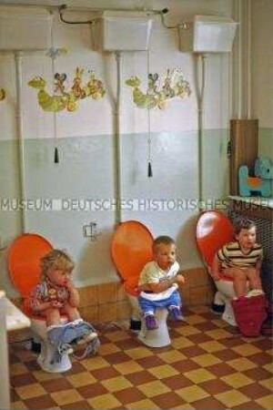 Kinder auf den Toiletten im Kindergarten in Berlin-Friedrichshain