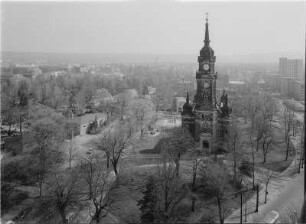 Dresden-Johannstadt. Trinitatiskirche (1891-1894, K. Barth). Blick vom Hochhaus, Gerokstraße, über Trinitatisfriedhof nach Osten über Fiedlerstraße und Blasewitzer Straße