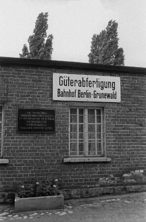 In Berlin-Grunewald am Gleis 17 : In Berlin-Grunewald am Gleis 17, zentraler Abfahrtsort für Juden in die Vernichtung