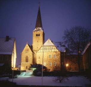 Schlüchtern. Benediktinerkloster (8. Jahrhundert). Blick auf die Westfassade der Kirche mit Huttenkapelle (links) und ehem. Wohnung des Abtes (rechts)