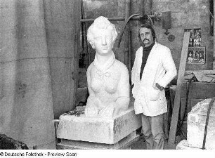 Opernhaus. Werkstatt der Steinmetzen mit Bauplastik (Sphinx) und Handwerker