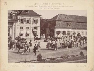 Kostümierter zu Pferd und Prunkwagen beim Jubiläums-Festzug zum 70. Geburtstag des Großherzogs Friedrich I. von Baden vor dem Karlsruher Schloss