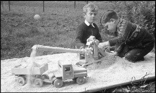 Orschweier: Holzspielzeug Götze, zwei Kinder, Förderband und Lastwagen