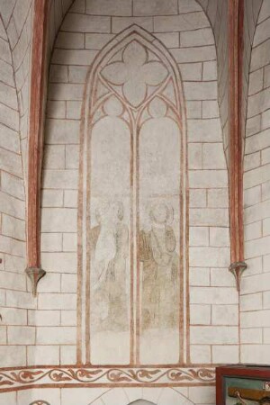 Aufgemaltes Maßwerkfenster mit männlichen Heiligen