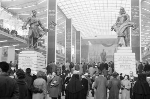 Brüssel: Sowjet-Pavillon mit zwei Statuen [Arbeiter und Bäuerin]