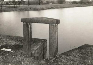 Schwepnitz-Cosel. Teich mit Graniteinfassung und Granitportal am Ortsausgang Zeisholz