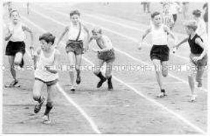 Staffellauf von Jungen