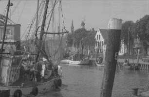 Tönning: Hafen, Vordergrund Anlegepfosten