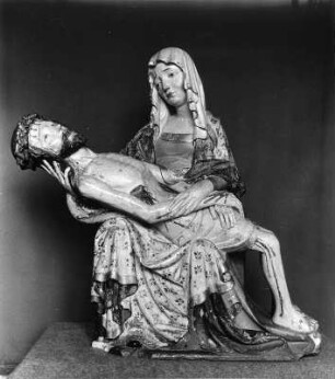 Pieta aus der Dreifaltigkeitskirche in Trofaiach : Pieta aus der Dreifaltigkeitskirche in Trofaiach. Holz, geschnitzt, gefaßt (1401/1415). Leoben (Steiermark): Privatbesitz