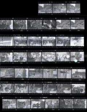 Schwarz-Weiß-Negative mit Aufnahmen vom Alexanderplatz (Enttrümmern, diverse Kleinhändler, blinder Xylophonspieler, alte Frau vor Trümmern etc.)