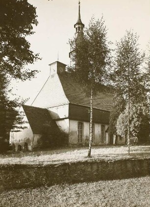 Mittelsaida (Erzgebirge), Wehrkirche (13. Jh. begonnen) von Südwesten : Großhartmannsdorf-Mittelsaida. Wehrgangkirche Mittelsaida (13. Jahrhundert, um 1400; Wehrgeschoß 1475, Kirchenerweiterung nach 1650, Dachreiter 1701). Ansicht von Südwesten mit Giebelanbau