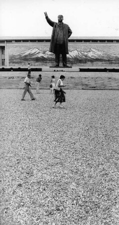 Nordkorea 1982. Touristen aus der DDR vor der Kolossalstatue von Kim Il Sung im Zentrum der Hauptstadt Pjöngjang