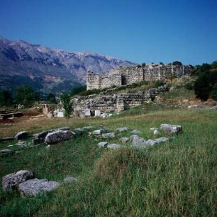 Dodona. Zeus-Heiligtum. Tempelsockel, Buleuterion und Theateranlage (24 m hoch)