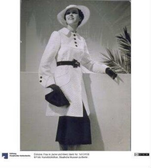 Frau in Jacke und Kleid