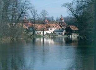 Ostritz. Zisterzienserinnenabtei Klosterstift St. Marienthal (um 1230 gegründet). Blick über die Neiße