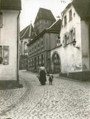 Straßenbild mit Kirche