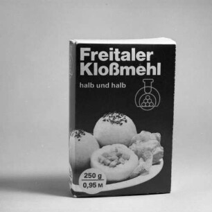 Kartonschachtel (Vorderseite) für Freitaler Kloßmehl halb und halb des VEB Kartoffelveredlungswerk Freital