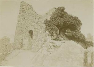 Zwei Europäer vor einer Steinruine
