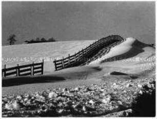 Schneelandschaft mit Zaun auf einer Anhöhe (Altersgruppe 14-17)