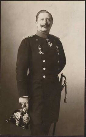 Kaiser Wilhelm II. in Uniform mit Auszeichnungen, Kniestück