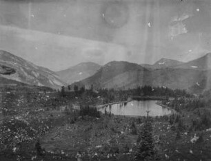 Amerikanische Landschaft : Landschaft mit Hügeln, im Vordergrund ein See