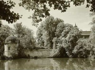 Ottendorf-Okrilla-Hermsdorf. Schloss Hermsdorf. Schlosspark. Blick über den Schlossteich auf Schlossmauer mit Eckturm
