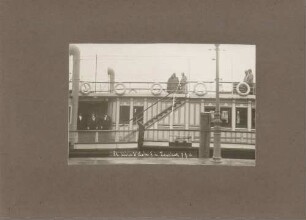 Kaiser Wilhelm II. grüßt von Bord seines Schiffes in Konstanz