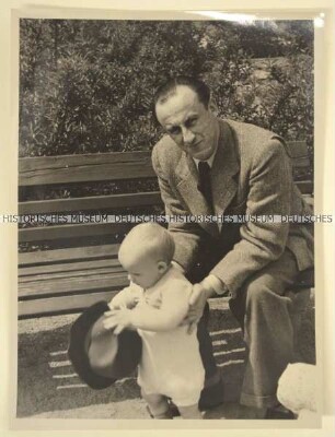 Der Journalist Hermann Pirich mit einem seiner Söhne im Kleinkindalter