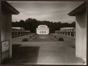 Fotoalbum: Deutsche Gartenbau- und Schlesische Gewerbe-Ausstellung (GUGALI), Liegnitz: Großer Schmuckhof zwischen Baumgarthallen (Gewerbe), Blick auf Druckerei
